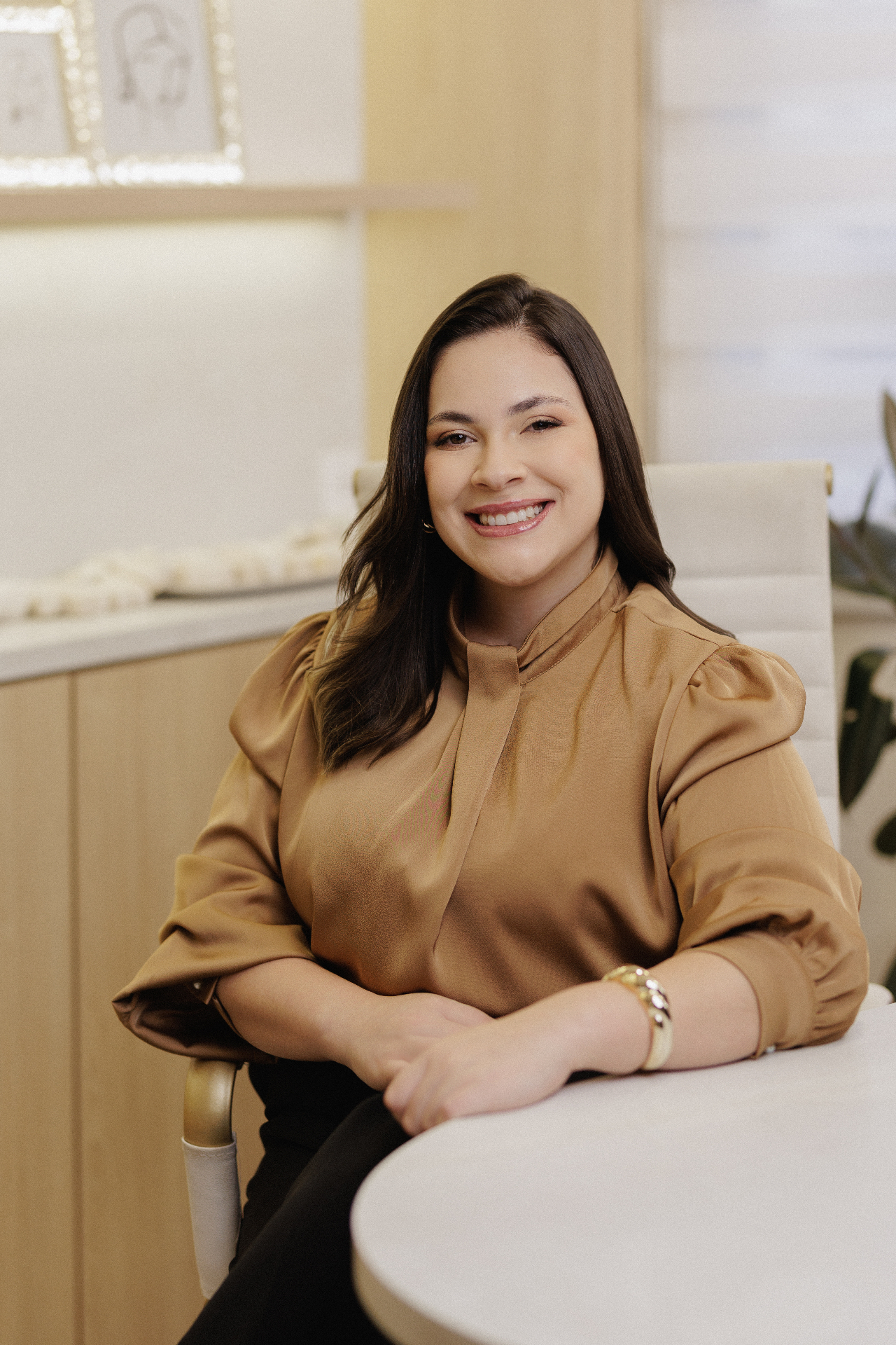 Dra. Victoria Santos, cirurgiã-dentista especialista em lentes de resina